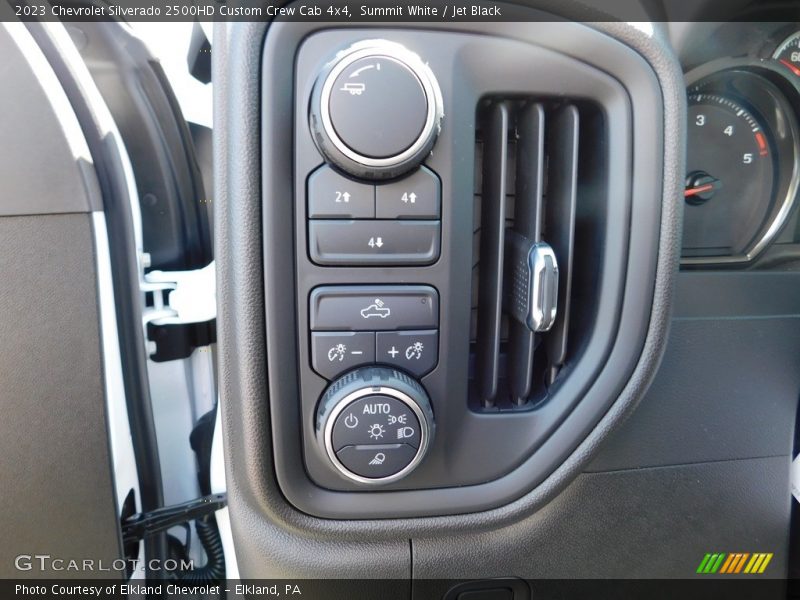 Summit White / Jet Black 2023 Chevrolet Silverado 2500HD Custom Crew Cab 4x4