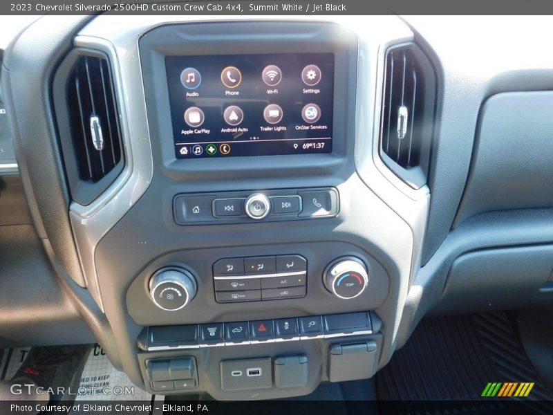 Summit White / Jet Black 2023 Chevrolet Silverado 2500HD Custom Crew Cab 4x4
