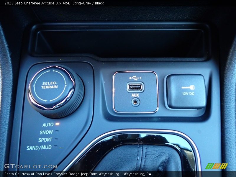 Sting-Gray / Black 2023 Jeep Cherokee Altitude Lux 4x4