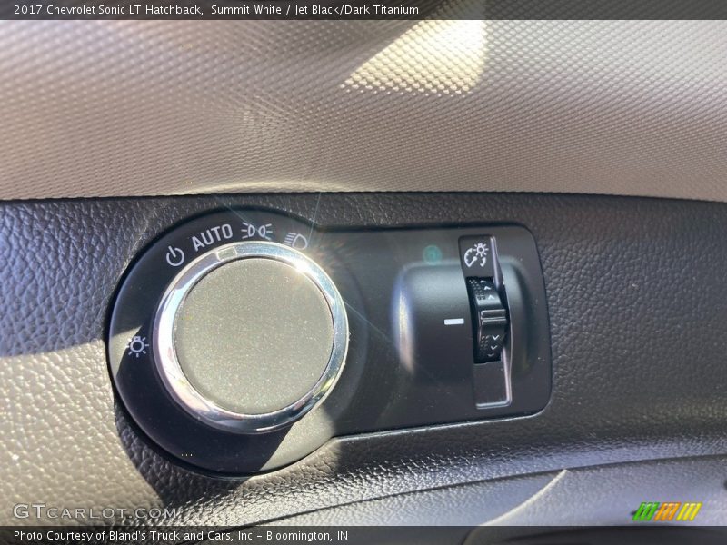 Summit White / Jet Black/Dark Titanium 2017 Chevrolet Sonic LT Hatchback