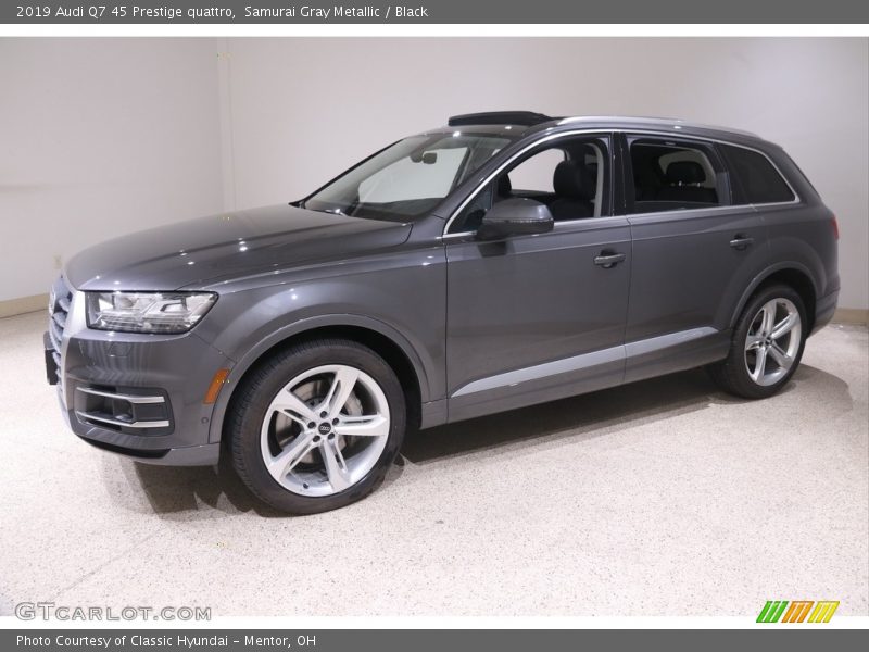 Front 3/4 View of 2019 Q7 45 Prestige quattro