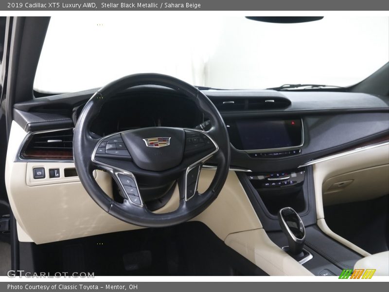 Stellar Black Metallic / Sahara Beige 2019 Cadillac XT5 Luxury AWD