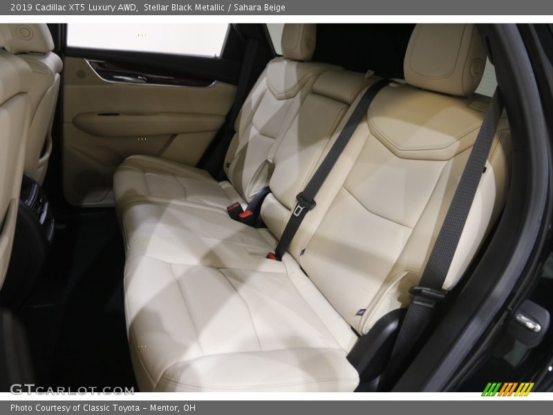 Stellar Black Metallic / Sahara Beige 2019 Cadillac XT5 Luxury AWD