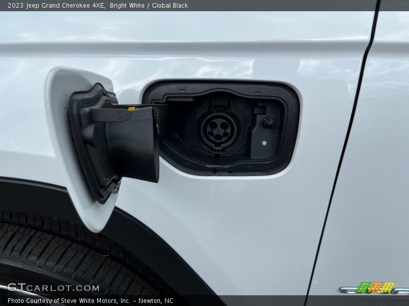 Bright White / Global Black 2023 Jeep Grand Cherokee 4XE