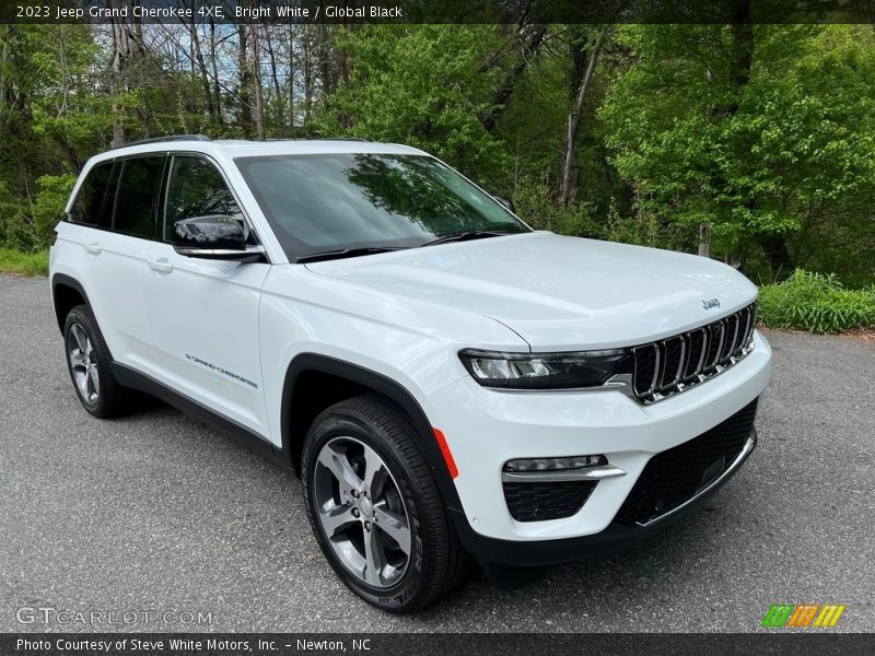 Front 3/4 View of 2023 Grand Cherokee 4XE
