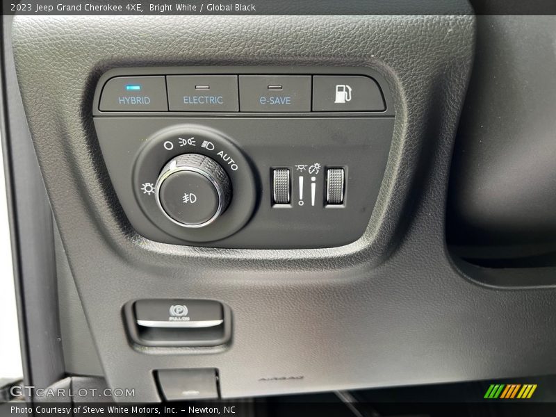 Bright White / Global Black 2023 Jeep Grand Cherokee 4XE