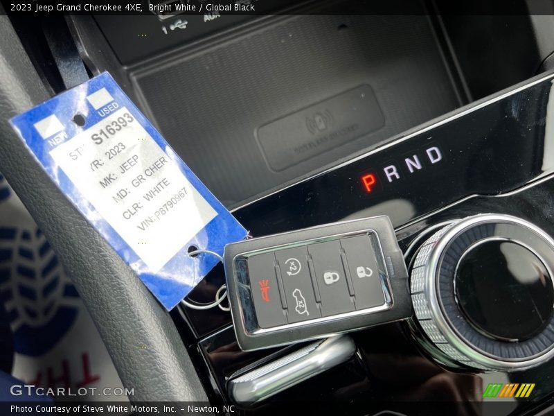 Bright White / Global Black 2023 Jeep Grand Cherokee 4XE