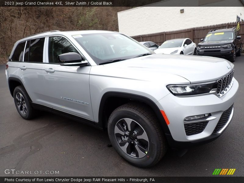 Front 3/4 View of 2023 Grand Cherokee 4XE