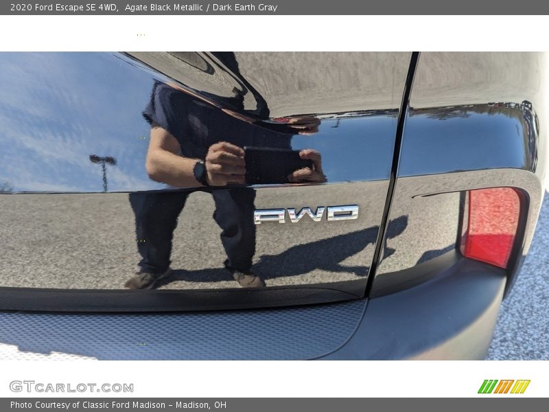 Agate Black Metallic / Dark Earth Gray 2020 Ford Escape SE 4WD