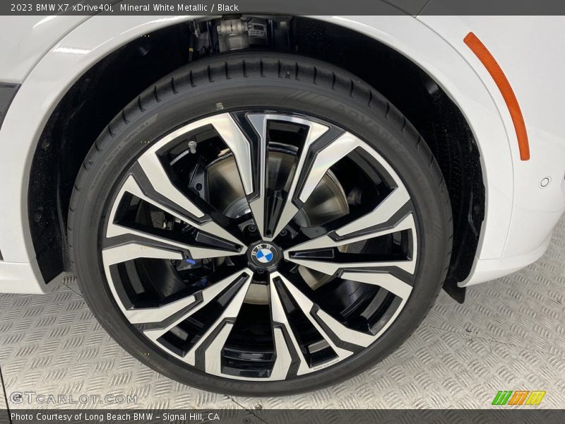 Mineral White Metallic / Black 2023 BMW X7 xDrive40i