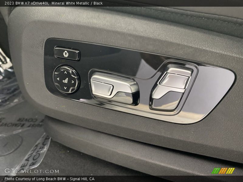 Mineral White Metallic / Black 2023 BMW X7 xDrive40i
