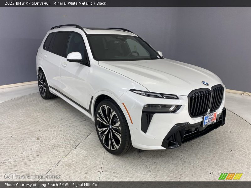 Mineral White Metallic / Black 2023 BMW X7 xDrive40i