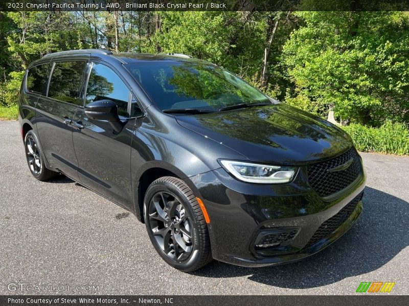 Front 3/4 View of 2023 Pacifica Touring L AWD