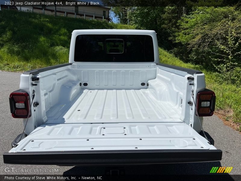 Bright White / Black 2023 Jeep Gladiator Mojave 4x4