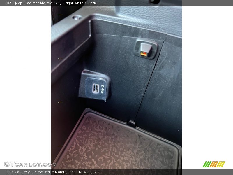 Bright White / Black 2023 Jeep Gladiator Mojave 4x4