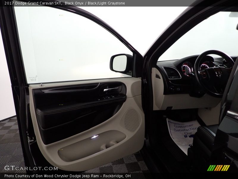 Black Onyx / Black/Light Graystone 2017 Dodge Grand Caravan SXT