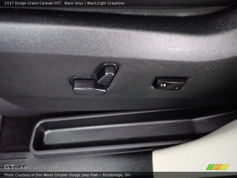 Black Onyx / Black/Light Graystone 2017 Dodge Grand Caravan SXT