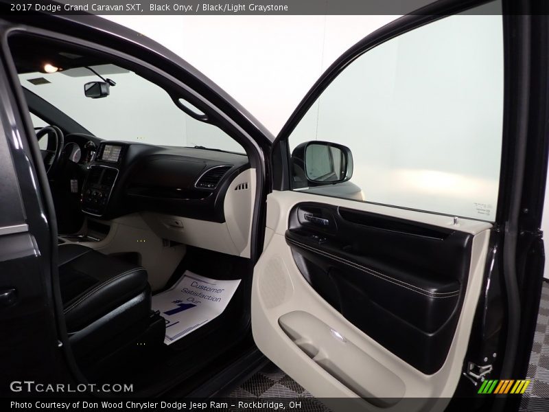 Black Onyx / Black/Light Graystone 2017 Dodge Grand Caravan SXT