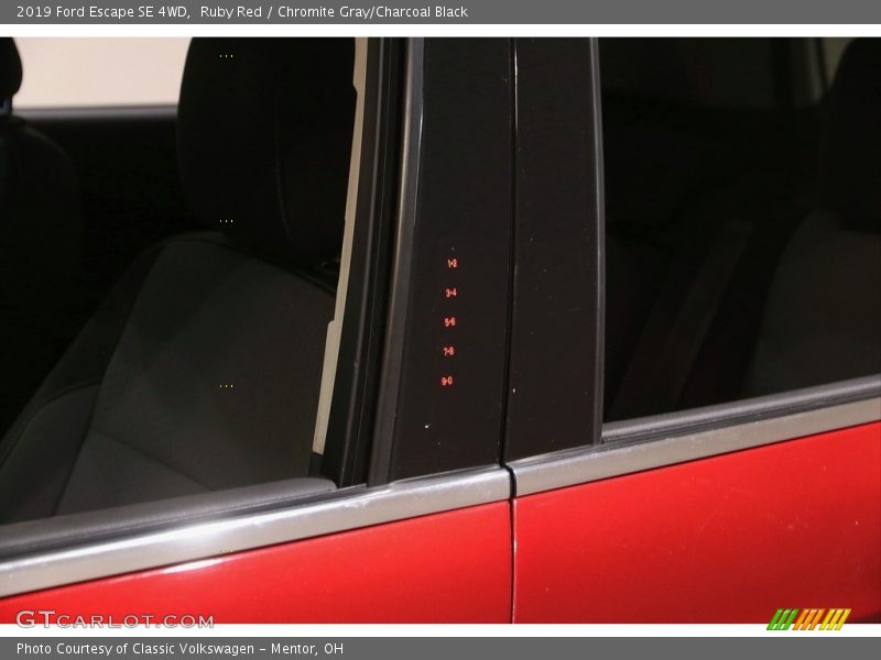Ruby Red / Chromite Gray/Charcoal Black 2019 Ford Escape SE 4WD