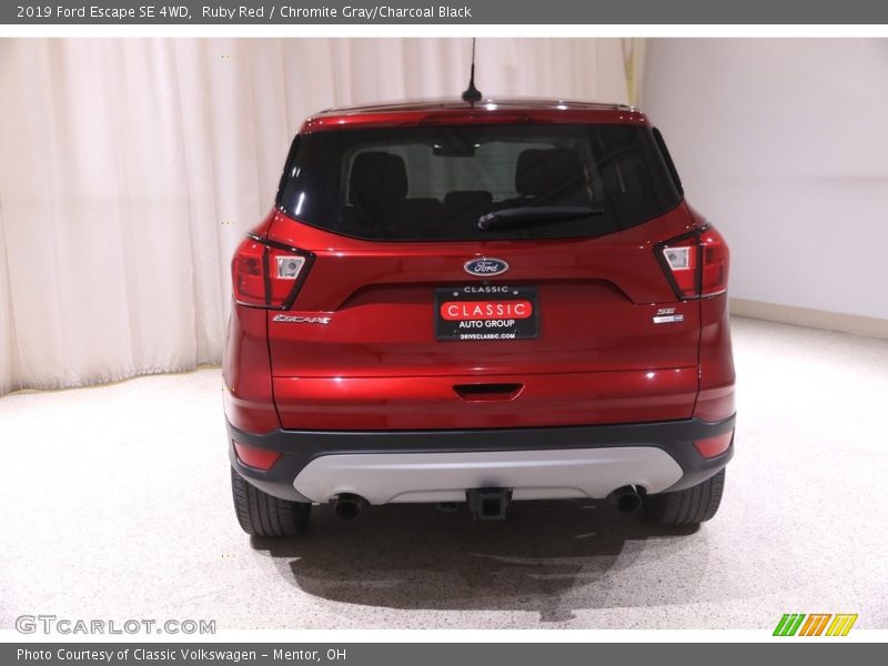 Ruby Red / Chromite Gray/Charcoal Black 2019 Ford Escape SE 4WD