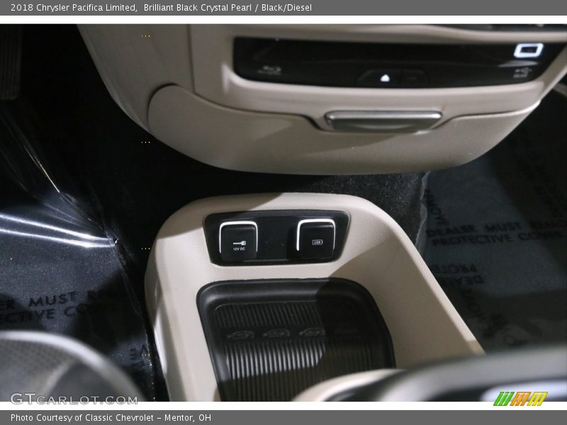 Brilliant Black Crystal Pearl / Black/Diesel 2018 Chrysler Pacifica Limited