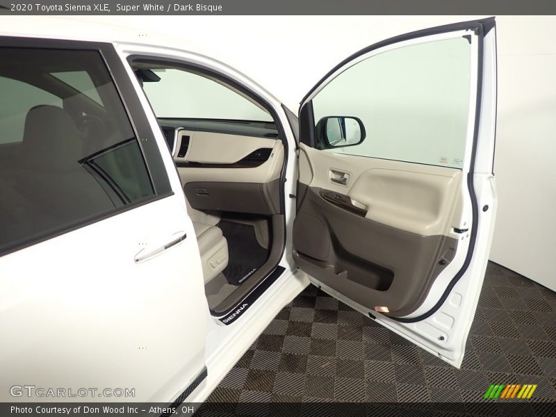 Super White / Dark Bisque 2020 Toyota Sienna XLE