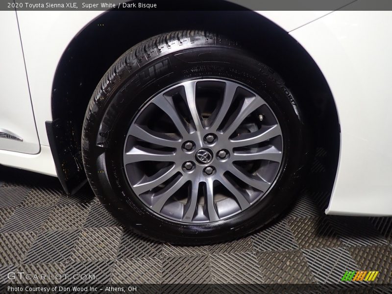 Super White / Dark Bisque 2020 Toyota Sienna XLE