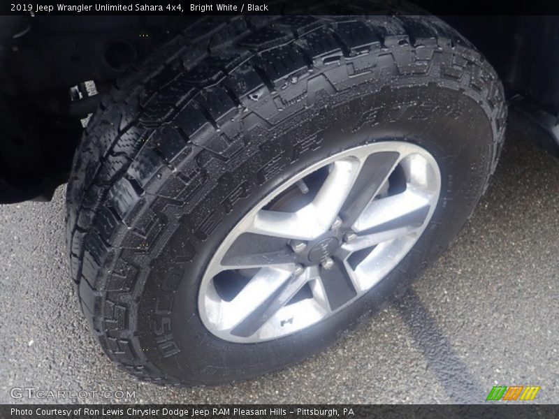 Bright White / Black 2019 Jeep Wrangler Unlimited Sahara 4x4