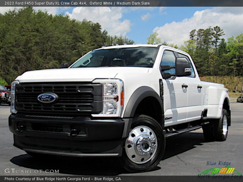 Front 3/4 View of 2023 F450 Super Duty XL Crew Cab 4x4