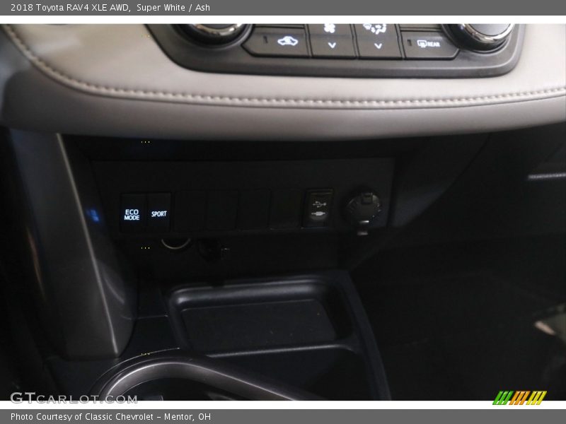 Super White / Ash 2018 Toyota RAV4 XLE AWD