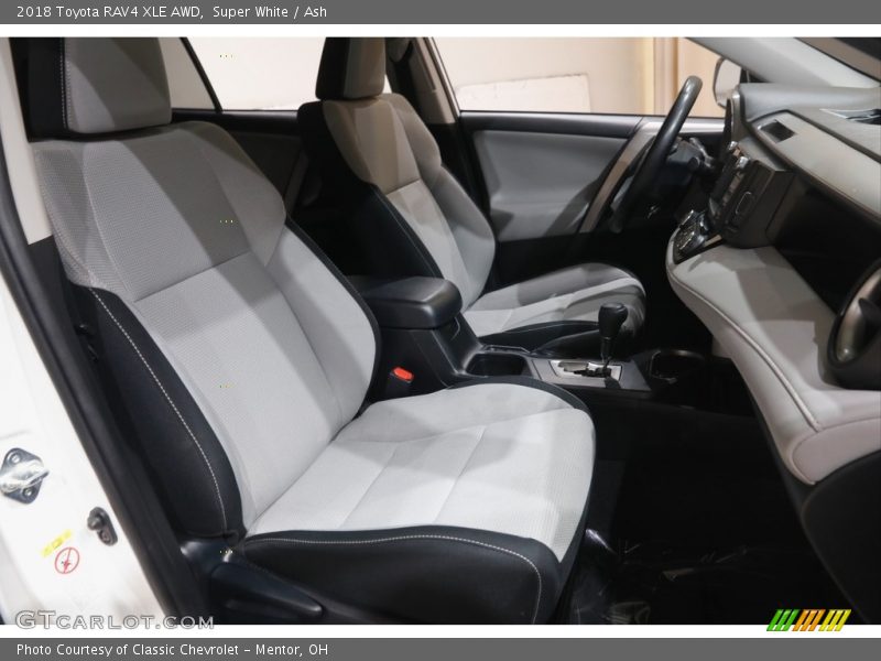 Super White / Ash 2018 Toyota RAV4 XLE AWD