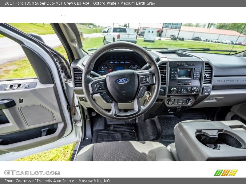 Oxford White / Medium Earth Gray 2017 Ford F350 Super Duty XLT Crew Cab 4x4
