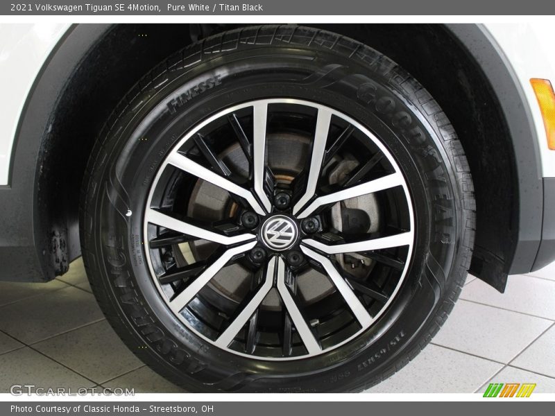 Pure White / Titan Black 2021 Volkswagen Tiguan SE 4Motion