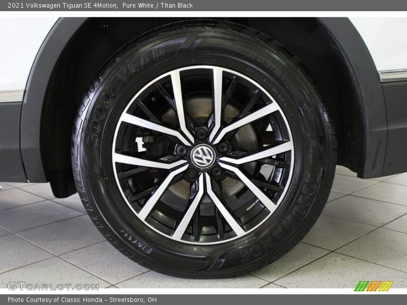 Pure White / Titan Black 2021 Volkswagen Tiguan SE 4Motion