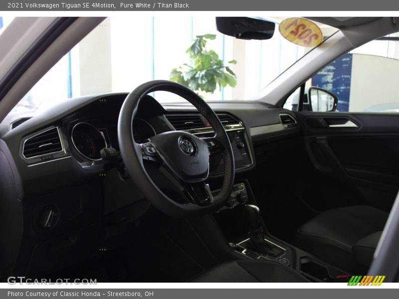Pure White / Titan Black 2021 Volkswagen Tiguan SE 4Motion