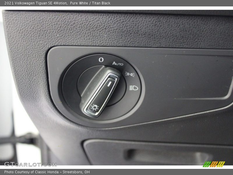 Pure White / Titan Black 2021 Volkswagen Tiguan SE 4Motion