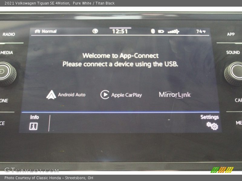 Pure White / Titan Black 2021 Volkswagen Tiguan SE 4Motion