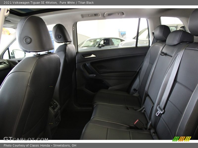 Pure White / Titan Black 2021 Volkswagen Tiguan SE 4Motion
