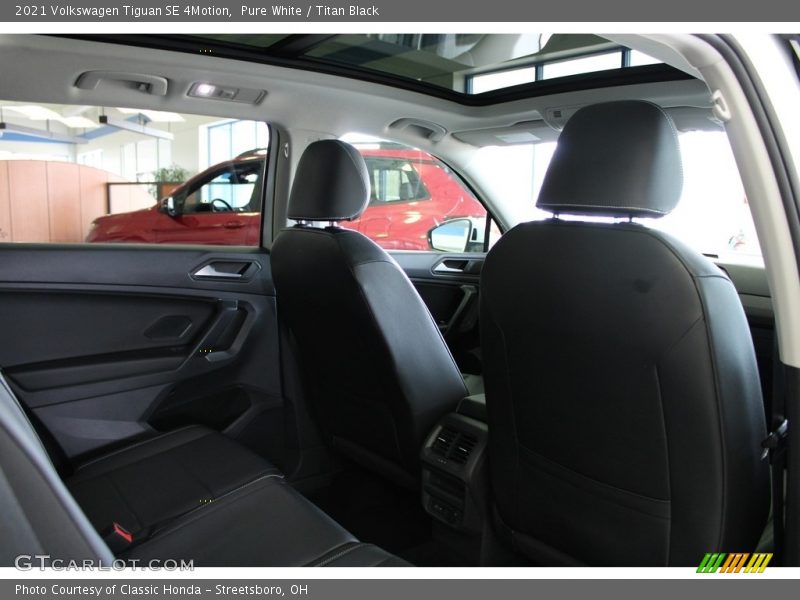 Pure White / Titan Black 2021 Volkswagen Tiguan SE 4Motion