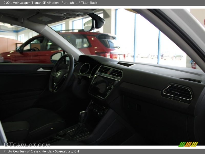 Pure White / Titan Black 2021 Volkswagen Tiguan SE 4Motion