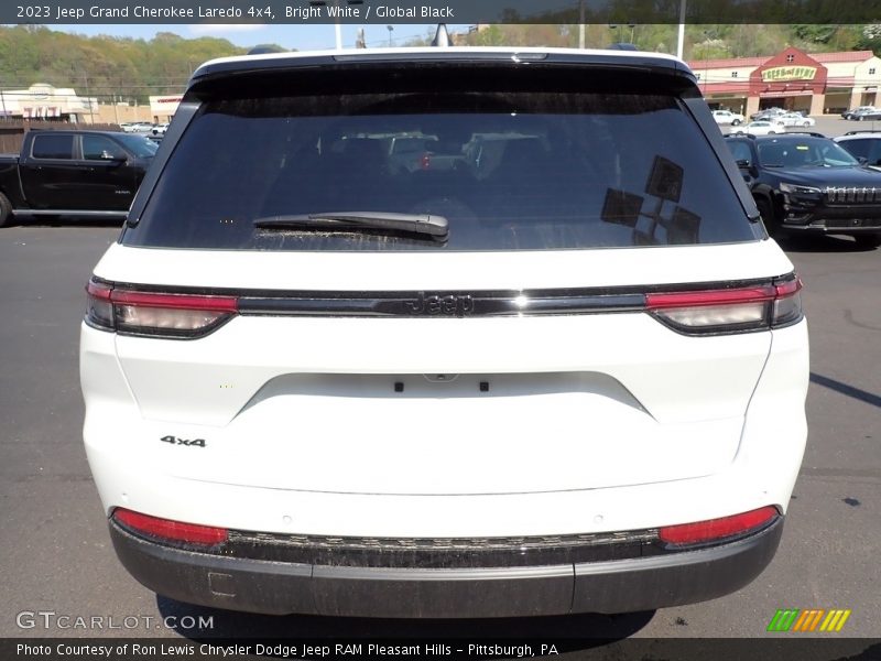 Bright White / Global Black 2023 Jeep Grand Cherokee Laredo 4x4