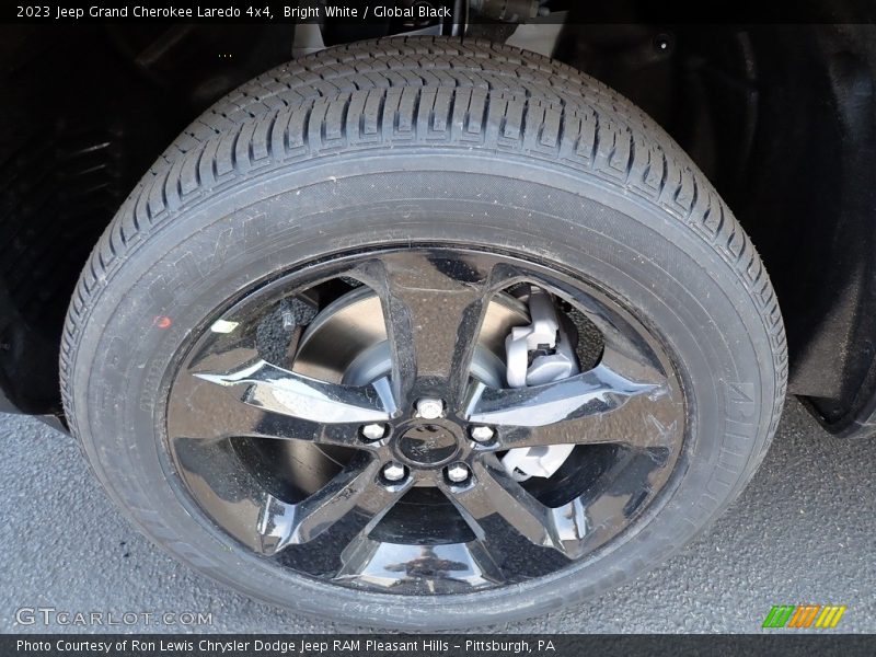 Bright White / Global Black 2023 Jeep Grand Cherokee Laredo 4x4