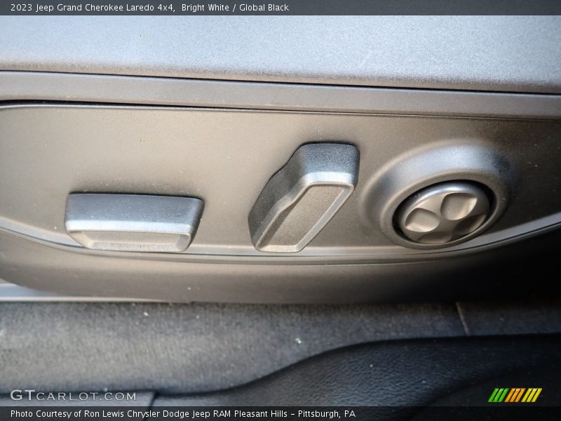 Bright White / Global Black 2023 Jeep Grand Cherokee Laredo 4x4