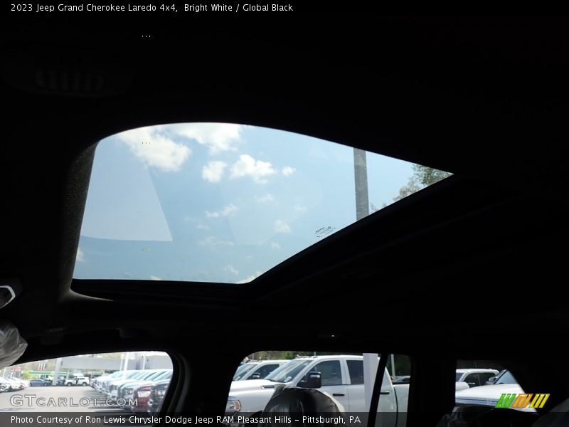 Bright White / Global Black 2023 Jeep Grand Cherokee Laredo 4x4