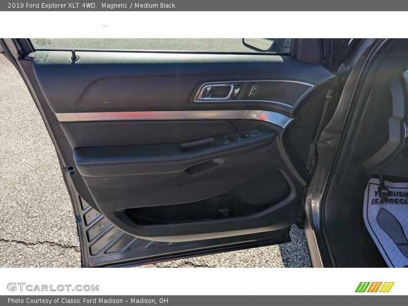 Magnetic / Medium Black 2019 Ford Explorer XLT 4WD