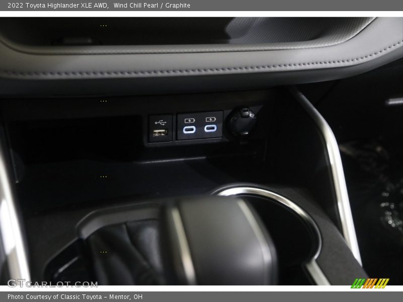 Wind Chill Pearl / Graphite 2022 Toyota Highlander XLE AWD