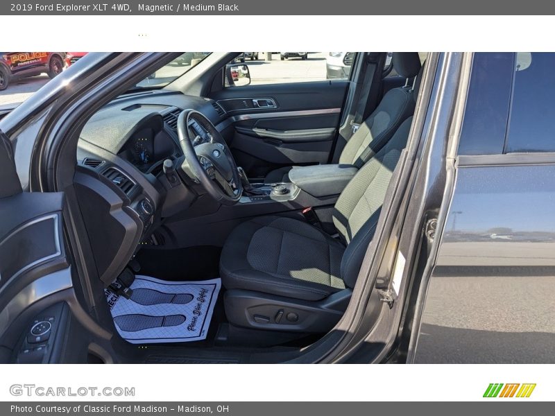 Magnetic / Medium Black 2019 Ford Explorer XLT 4WD