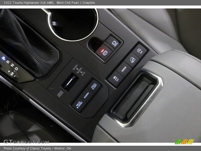 Wind Chill Pearl / Graphite 2022 Toyota Highlander XLE AWD