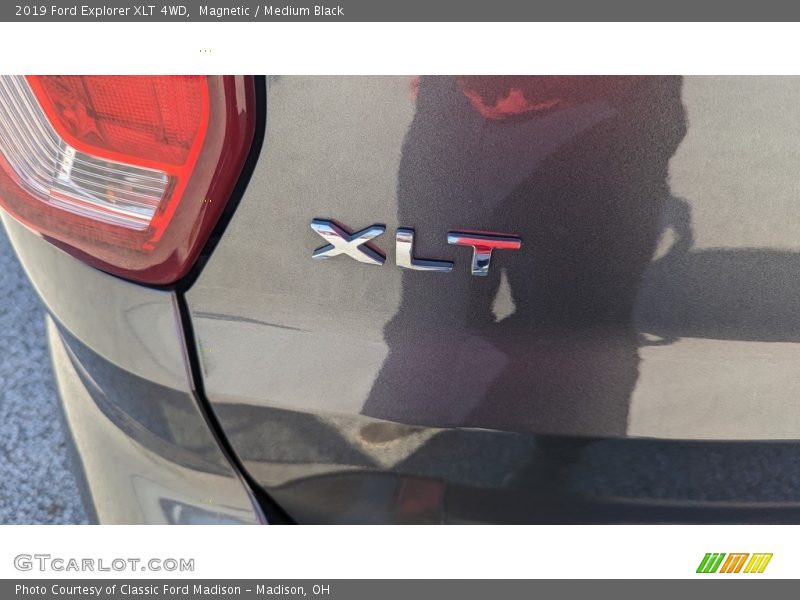 Magnetic / Medium Black 2019 Ford Explorer XLT 4WD