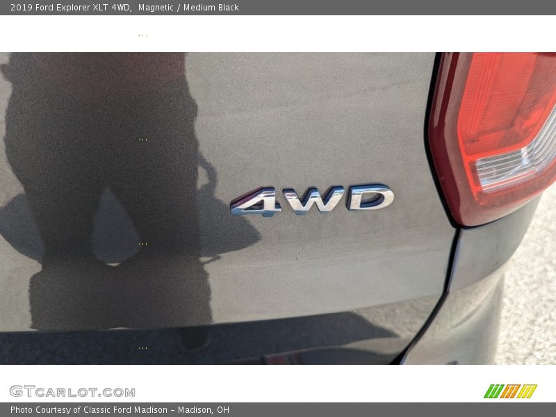 Magnetic / Medium Black 2019 Ford Explorer XLT 4WD